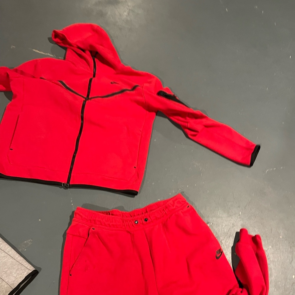 Mens used Nike tech $100